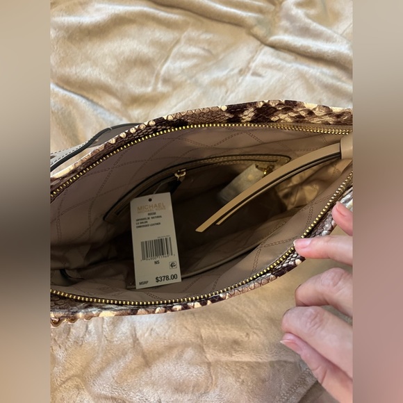 Brand New Michael Kors bucket bag. - Picture 4 of 6